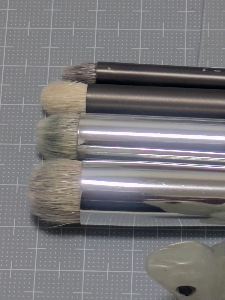 写真のようにメイク道具のようなモフモフとした筆で手触りも気持ち良い感じです。塗料もファレホを使っていますが筆塗り出来るものであれば何でも良いかと。