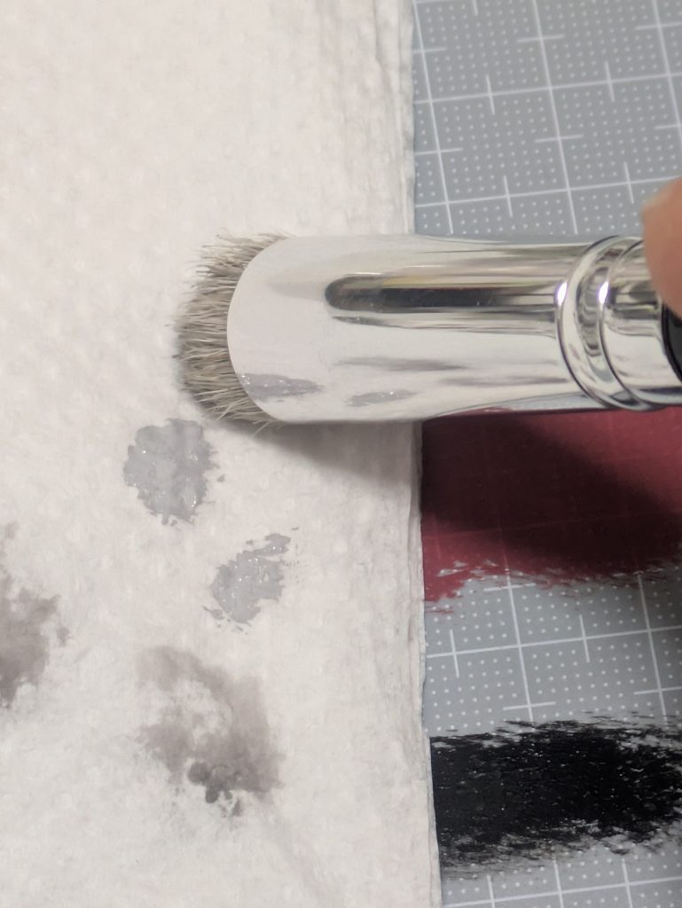 基本色として塗るときはキッチンペーパーで、塗料を少し拭き取ります。