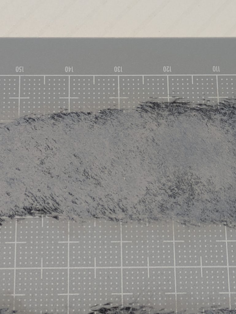 拭き取る程度・バランスは出したい色味次第で、この辺は好みと場数なのですけど、塗料のつけ過ぎだけは避けてください。べタっと厚塗りになると厚化粧同様にちょっと見苦しくなってしまいます。拭き取り過ぎたとしても(後にも書いているように)ドライブラシ筆で、こすったりポンポン叩いたりするとグラデーション風な色味が出ます。ドライブラシ筆は毛の数が多くて毛足の長さも異なっているので、ポンポン叩くように塗ったり、こするように塗るとランダムに塗料が乗ります。黒地にスカイグレーを一通り塗ると↑のような感じになります。プラ版の色と被るので分かりにくいですけど、ランダムに発色して下地が微妙に透けている感じになります。ポンポン塗りはランダムに発色するのが堪りません。癖になります。均一に塗装するには向いていませんが、ランダムに発色する特徴を活かして濃い下地の上に塗ると塗装剥げ表現も汚しも出来ます。付ける塗料の量を調整すれば色の濃淡をコントロール出来ます。