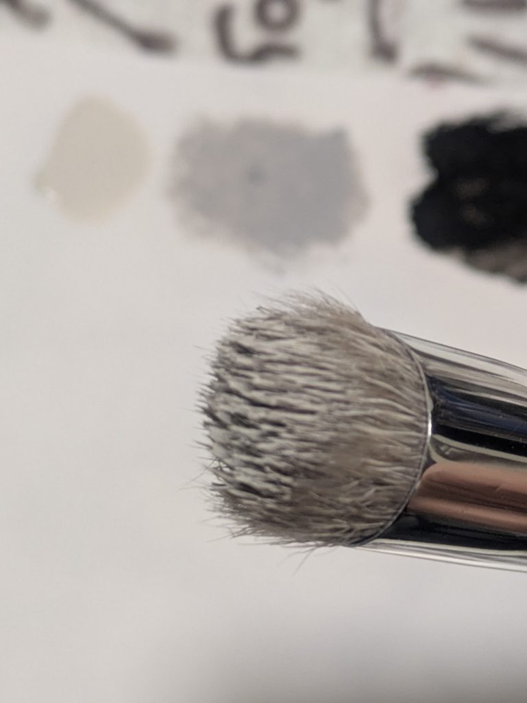 基本塗装を終えた後に陰影を塗装しています。光の部分は明るいグレー(ファレホだとシルバーグレー)を塗っています(明度を上げるにはつい白を使いたくらしますけど、ハイライトに使うのでココでは使いません)。筆に塗料をつけてキッチンペーパーでかなりカサカサになるくらいまで拭き取ります。写真の筆よりもう少し拭き取っても良いと思います。因みに筆の後ろに写っている塗料の一番左がシルバーグレー、真ん中がスカイグレー、右がブラックです。