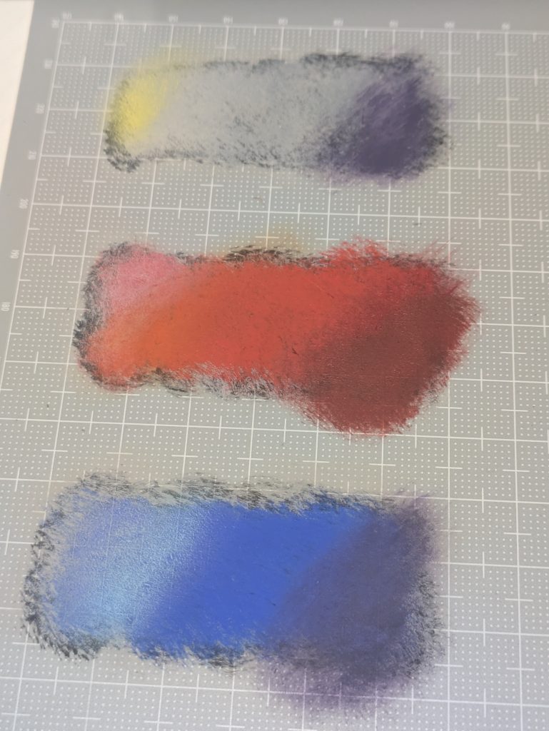 写真のように明るいグレーと基本色の間に基本色より明度の高い色を少し挟むとより複数なグラデーションになると思います。ゲルググの場合はオレンジを使いました。デュエルは水色を使ったと記憶しています。。ガンダムのときは使いませんでしたけど、薄い黄色を光の色として使うのも良いかもしれません。