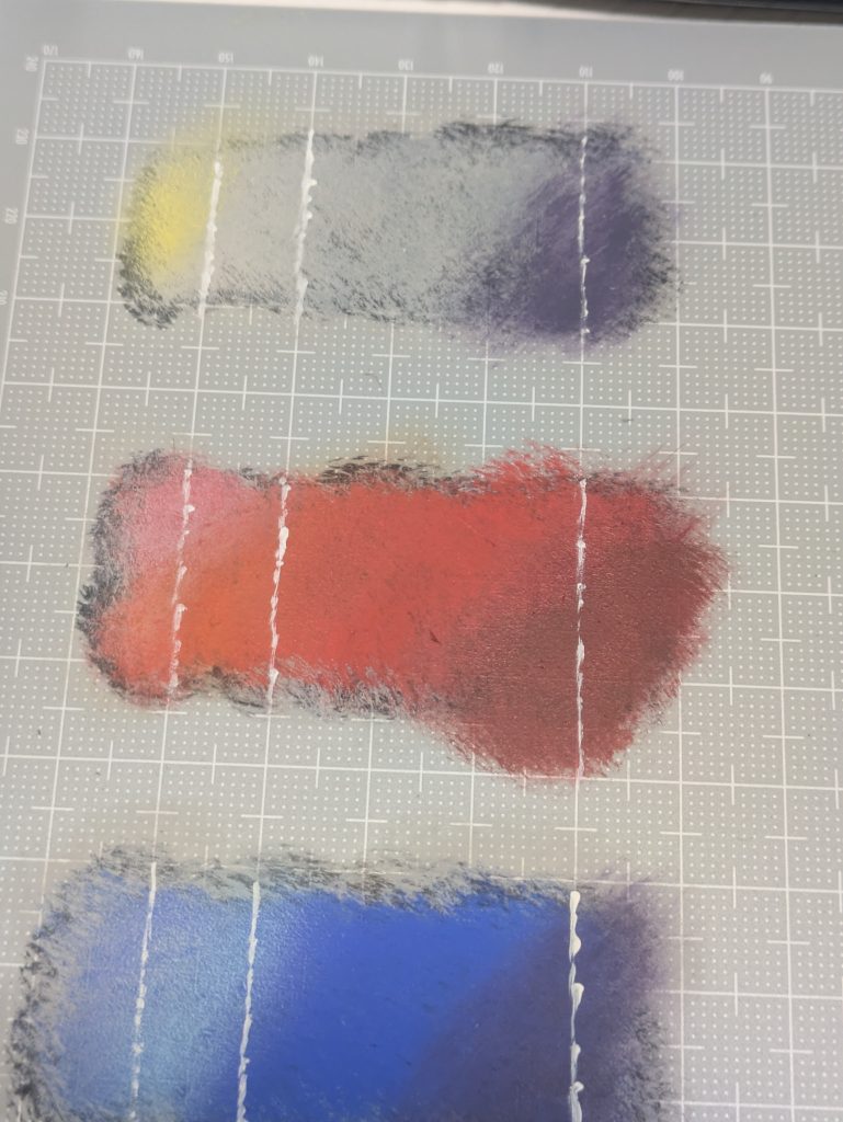 プラ版の目盛り線に合わせてハイライトもどきの白い線を描きました。明暗の「明」の部分は明るいと言ってもグレーなので、白い線は十分に目立ちます。ハイライトとして白を入れると、立体感が際立つ気がします。サムネの3機も白のハイライトを入れています。ハイライトの白は筆の塗料をカサカサにしてエッジにこすりつけています。