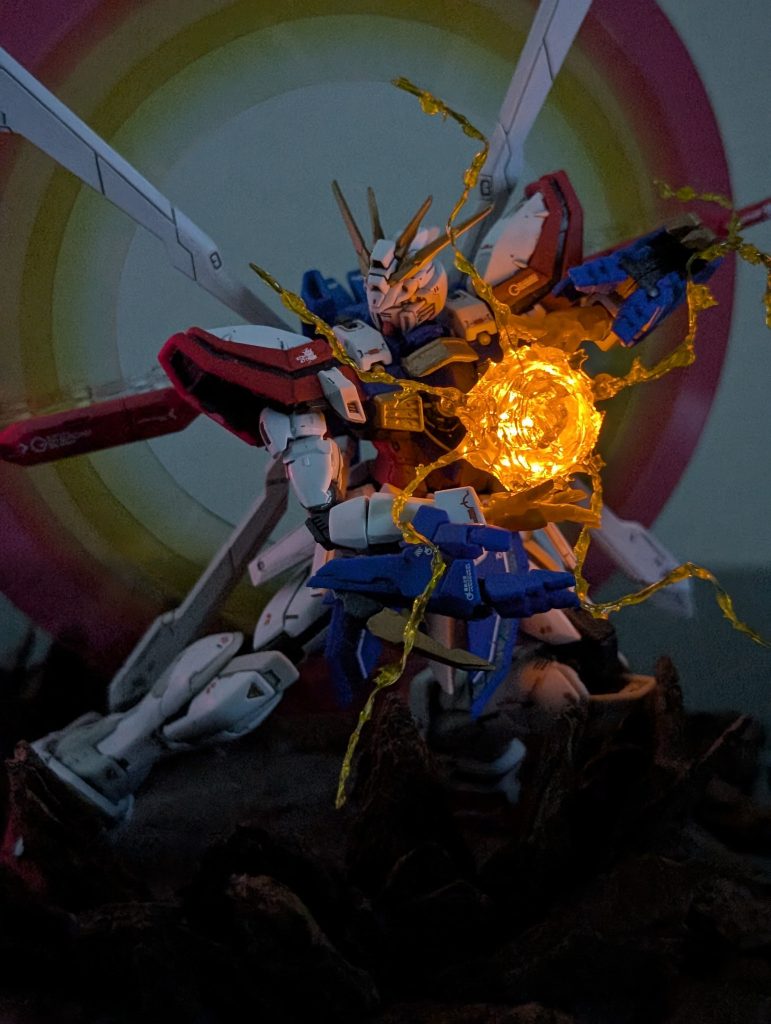 こちらはゴッドガンダム！この子はガシガシ動くので多少の無茶もやれる！石破天驚拳は、それぞれ自作エフェクトに穴開けてそこにLED・光ファイバーを突っ込んで光を再現！ボヤッとしてるようにも見えましたが、コレはコレでキライじゃなかったので！次は光を強めでやってみたいです！