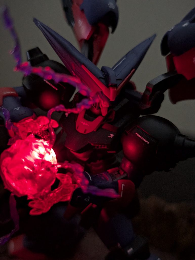 まずはマスターガンダム！この時点で腰が折れてるので緊急措置！何とかポージングを取らせてますw