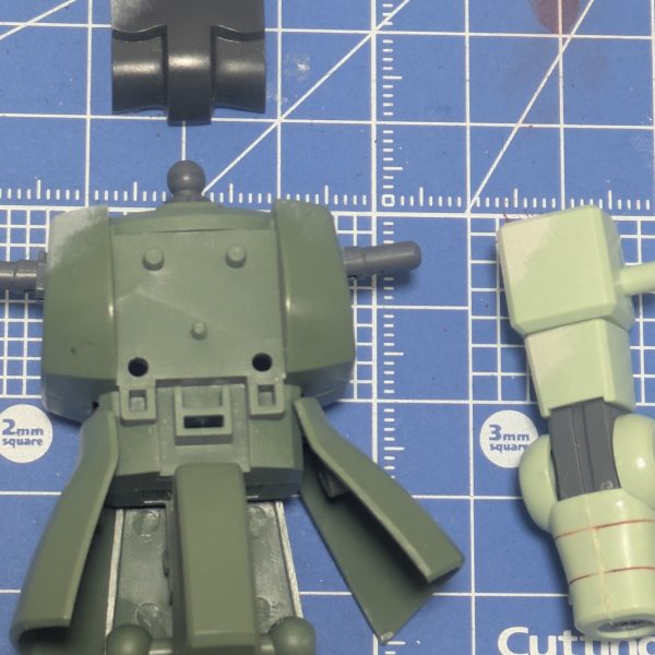 前回の塗装の投稿に関して「背中はどう塗ってるの？」と質問をいただきました。確かに投稿内容だけでは背中の様子がわからないので、これから塗装する（いつ出来るかわかりません❗）ザクIIを使って製作中の投稿をしてみました😄１枚目の写真が胴、２枚目の写真は胸部パーツをはがした胴と左腕です。いずれも、向かって左上、MSの右上から光が当たっているイメージです。腕は、分かりにくいですが肩と上腕を塗っています🖌️３枚目が背中の写真です。2枚目の写真をひっくり返したような感じです。向かって右上やはりMSの右上から光が当たっているイメージで塗っています🖌️ご参考までに4枚目は上からの写真です。角の部分をドライブラシ筆をカサカサ気味にして叩いたりこすったりして色を出しています。まだ塗っていませんけど、影の部分は下側の角を同様の方法で塗ります。MSが立方体や直方体だと塗りやすいのですけど、平べったいのや細長いのは、どうやって塗ったら良いのかイメージしにくいですね。私の過去作だとダリルバルデの盾やマイフリのウイング部分あたりはどうやって塗るか迷ってしまいました。まあ、考え過ぎても仕方ないので、割り切ってある程度テキトーに塗っていますご参考になりましたでしょうか。またご不明な点などが出てきたら遠慮なくご連絡ください。（2枚目）