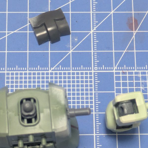 前回の塗装の投稿に関して「背中はどう塗ってるの？」と質問をいただきました。確かに投稿内容だけでは背中の様子がわからないので、これから塗装する（いつ出来るかわかりません❗）ザクIIを使って製作中の投稿をしてみました😄１枚目の写真が胴、２枚目の写真は胸部パーツをはがした胴と左腕です。いずれも、向かって左上、MSの右上から光が当たっているイメージです。腕は、分かりにくいですが肩と上腕を塗っています🖌️３枚目が背中の写真です。2枚目の写真をひっくり返したような感じです。向かって右上やはりMSの右上から光が当たっているイメージで塗っています🖌️ご参考までに4枚目は上からの写真です。角の部分をドライブラシ筆をカサカサ気味にして叩いたりこすったりして色を出しています。まだ塗っていませんけど、影の部分は下側の角を同様の方法で塗ります。MSが立方体や直方体だと塗りやすいのですけど、平べったいのや細長いのは、どうやって塗ったら良いのかイメージしにくいですね。私の過去作だとダリルバルデの盾やマイフリのウイング部分あたりはどうやって塗るか迷ってしまいました。まあ、考え過ぎても仕方ないので、割り切ってある程度テキトーに塗っていますご参考になりましたでしょうか。またご不明な点などが出てきたら遠慮なくご連絡ください。（4枚目）