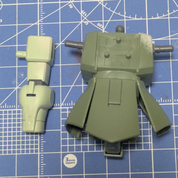 前回の塗装の投稿に関して「背中はどう塗ってるの？」と質問をいただきました。確かに投稿内容だけでは背中の様子がわからないので、これから塗装する（いつ出来るかわかりません❗）ザクIIを使って製作中の投稿をしてみました😄１枚目の写真が胴、２枚目の写真は胸部パーツをはがした胴と左腕です。いずれも、向かって左上、MSの右上から光が当たっているイメージです。腕は、分かりにくいですが肩と上腕を塗っています🖌️３枚目が背中の写真です。2枚目の写真をひっくり返したような感じです。向かって右上やはりMSの右上から光が当たっているイメージで塗っています🖌️ご参考までに4枚目は上からの写真です。角の部分をドライブラシ筆をカサカサ気味にして叩いたりこすったりして色を出しています。まだ塗っていませんけど、影の部分は下側の角を同様の方法で塗ります。MSが立方体や直方体だと塗りやすいのですけど、平べったいのや細長いのは、どうやって塗ったら良いのかイメージしにくいですね。私の過去作だとダリルバルデの盾やマイフリのウイング部分あたりはどうやって塗るか迷ってしまいました。まあ、考え過ぎても仕方ないので、割り切ってある程度テキトーに塗っていますご参考になりましたでしょうか。またご不明な点などが出てきたら遠慮なくご連絡ください。（3枚目）