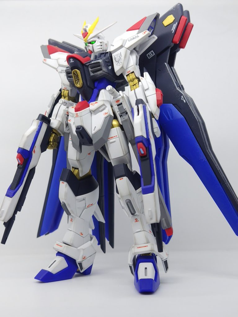 煽りのショット。ツインアイは蛍光塗料で光らせてます。