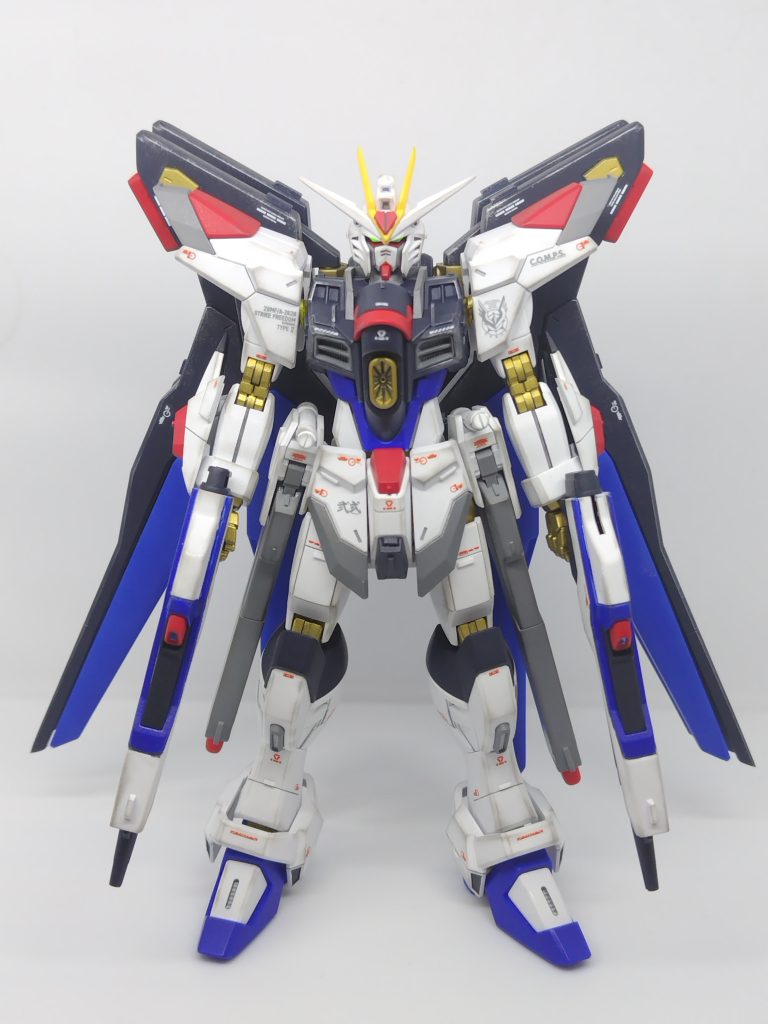 脇を締めたかったので、腰のレール砲は位置を少し内側にして、ライフルマウント部分も薄くしました。