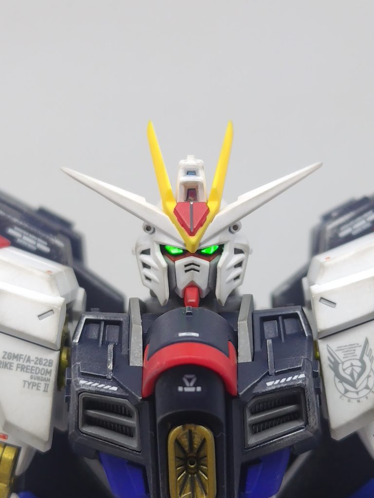 顔の頬当と、ヘルメットの内側がくっつき過ぎてて違和感だったので、削り混んで薄くしてます。