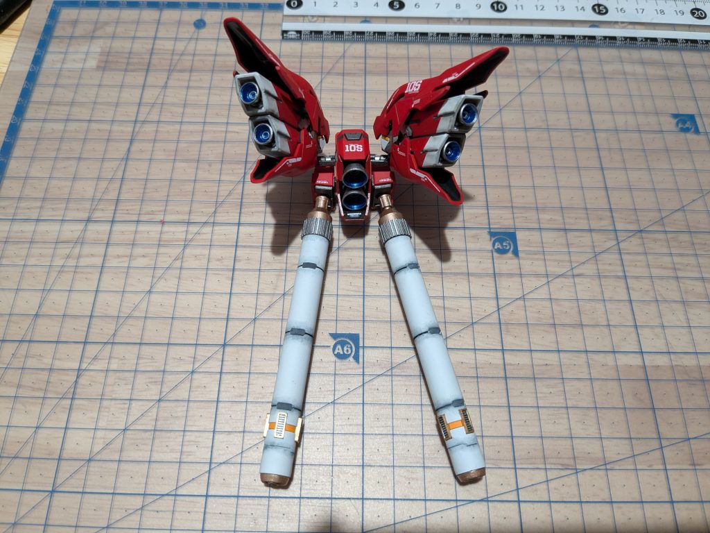 バックパックもお気に入りです。定番？のコトブキヤさんのプロペラントタンクを取り付けました。バーニアは内部をメタルブルーで塗分けです。