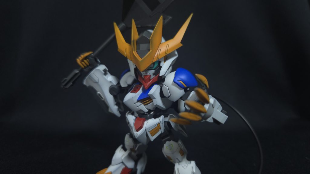 しかしながら片手でヒョイっと持てるくらいには保持力がしっかりしてます！クロスシルエットってのを初めて触りましたが、SDサイズよりちょっと等身を上げたバージョンを選べるんですよねおかげで良く動く！つまりキットの出来がいいんだワ