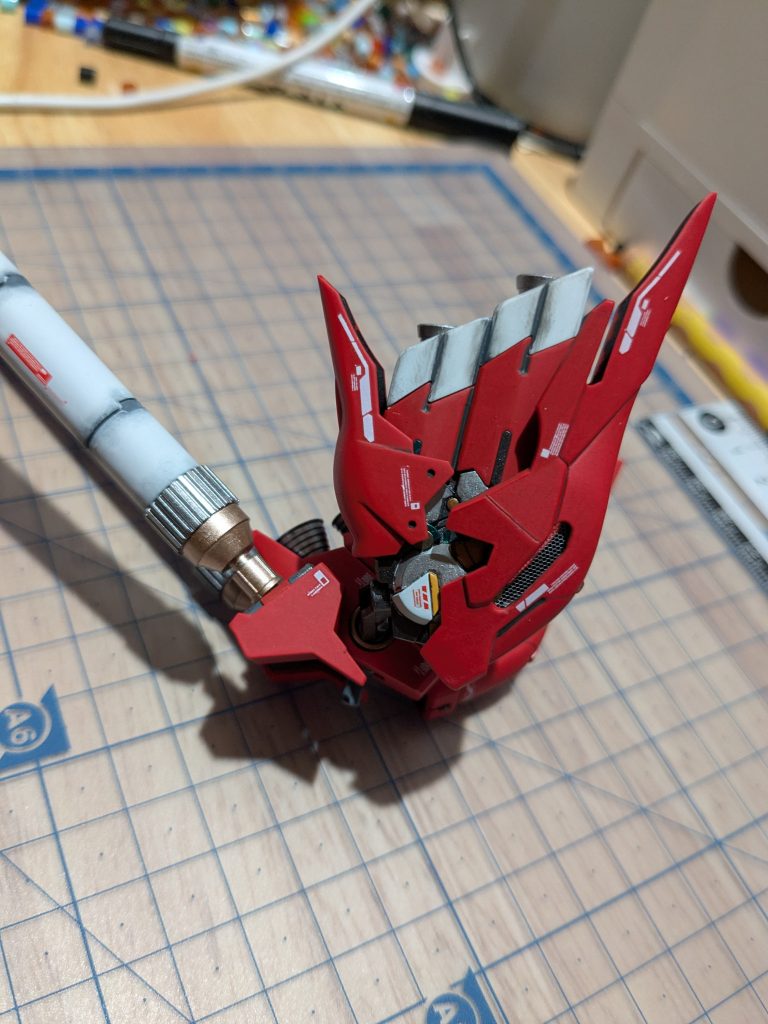 スラスター内部も塗分。カバーの上部側面は放熱口を意識して、くり抜いて、内からメッシュを接着しました。