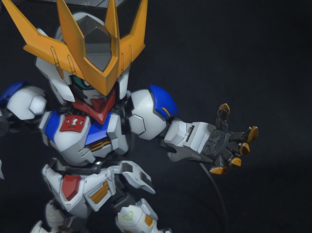 しかしSDはSD、いつもの事ではありますが、全塗装となるとマスキング祭りでした…とくに指のパーツは黄色一色だったので、筆とマーカーとエナメル墨入れとドライブラシと…。とにかく手を尽くして誤魔化しました…