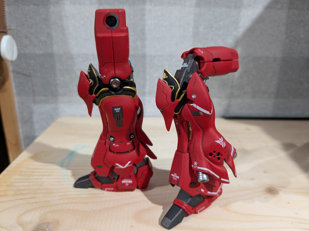 脚部側面のバーニア上部も同じく穴あけして、メッシュを接着しました。