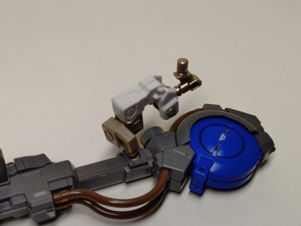 トールギスシリーズの唯一の難点。肩アーマーに接続すると、かえって動かしづらくなる様に思うのは、自分だけ?