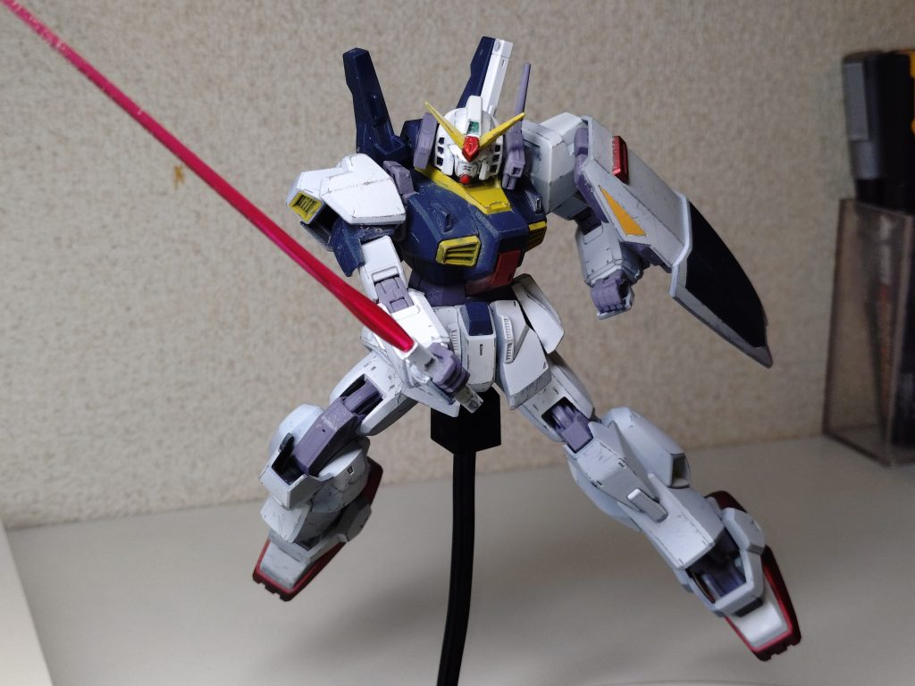 引きで見ると見えないくらいの僅かなものですが、そのままパチ組みするよりは雰囲気出せてると思います。