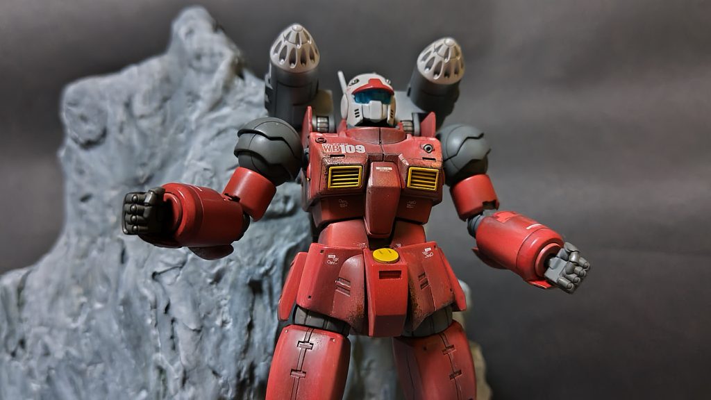 胸部、肘部、膝部、つま先部にサビ加工を施したのですが、単に塗料を乗せるのではなく、本来の塗装がだんだん剥げていき、金属の下地が出てきてそこにサビが浮いてきたを意識して塗装しました。