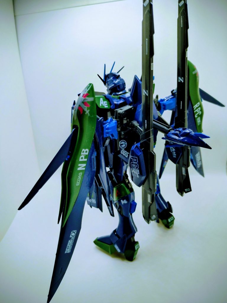 ビーム砲も白の細かいデカール貼ってメリハリつけましたが、細かい作業は中年オヤジにはちょっとキツい（笑）