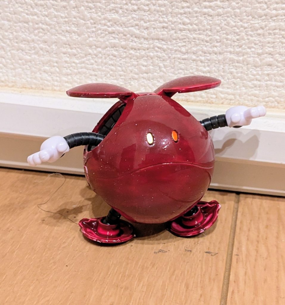 中身のハロを取り出して１枚。ワインレッドに、目は船長をイメージし、右目はゴールド、左目はロイヤルメタレッドです。手は手袋イメージで白のままです。