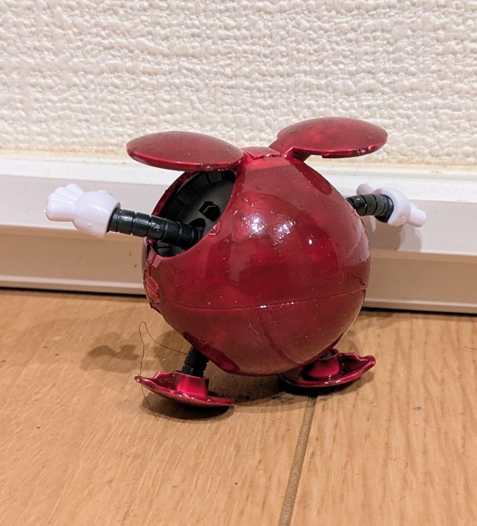 背面。まぁハロ自体は特にいじってはいませんが、ワインレッドに塗ったことでちゃんと船長っぽい感が出て良かったかなと思います。光武のゴーグルは襟部分に接着してあるので、オープンにしてこうしてハロを取り出すことも可能です。