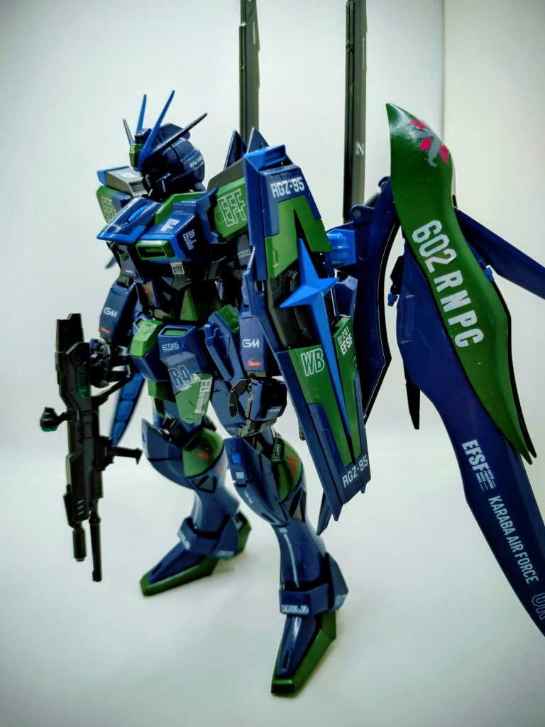 写真では分からないですが、関節等は、グレーとネイビーを半々くらいに、ブラック少々を組み合わせてカラーを作ってみました〜。