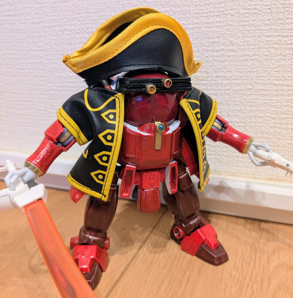 で、オマケで作ってみたもうひとつ！100均のぬいぐるみ用海賊セットを着せてのショット。これぞ海賊！これぞ宝鐘海賊団船長、宝鐘マリンという感じですかね（笑）ぬいぐるみ用の海賊服、海賊帽がモビルハロのサイズにジャストフィット！肩アーマーは外すことになりますが、バッチリ似合って良かった良かった！