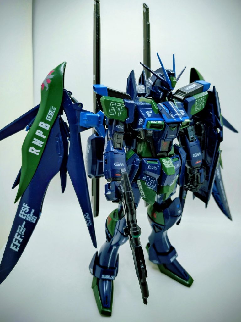 左腕の関節、塗装が厚くて、ギリギリ組み込んだら折れてしまった（汗）なので、アロンアルファで接着して応急処置して何とか保持してる感じです😂