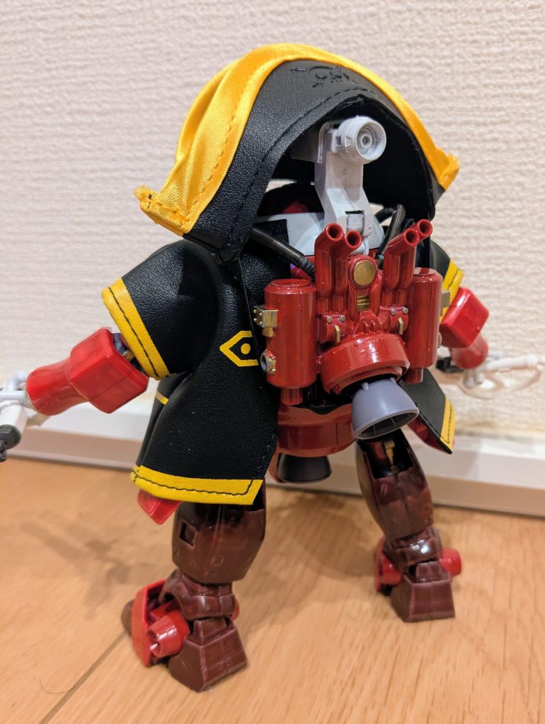 後ろから見るとこんな感じ。さすがにバックパックが大きくて海賊服を完全に着ることができないので、半分に切って腕に通し、バックパックに固定してあります。海賊帽も顎紐をバックパック下部に引っ掛けて、頭上に固定してあります。