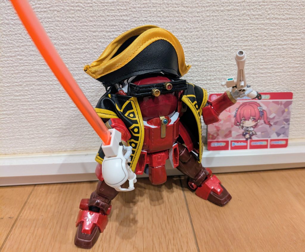 最後に、海賊服状態でのブンドドと、娘が持っていた船長のカードと並べて１枚。あの檄帝の感動と尊敬の気持ちが熱いうちに、この機体を作れたことで満足満足な今日この頃でした。分かってくれる方がいらっしゃると嬉しいな〜と思い、本日アップした次第です（笑）以上、光武（宝鐘マリン機）をイメージしたモビルハロでした！ご覧いただき、ありがとうございました！！