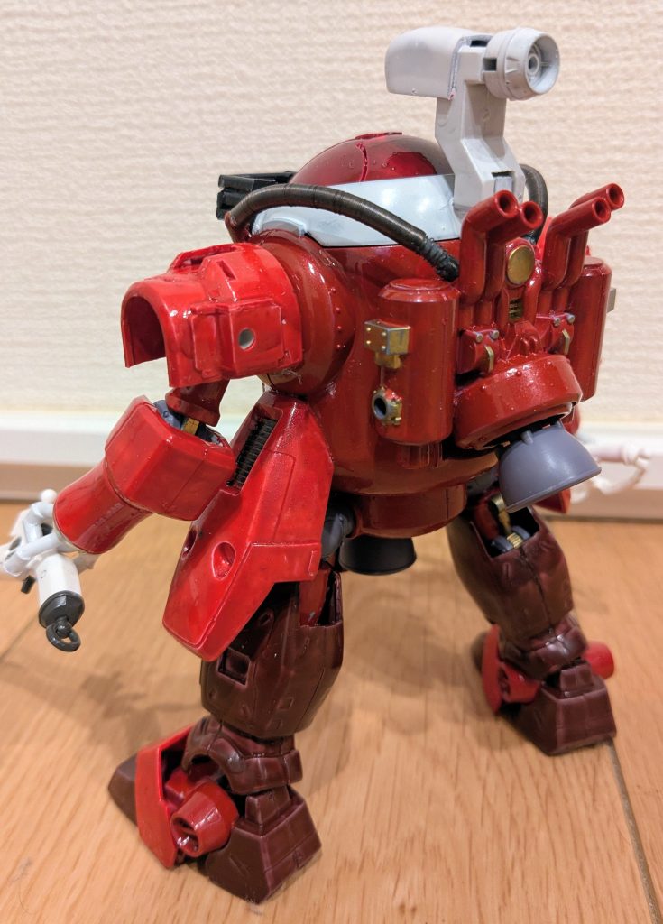 バックショットで１枚。バックパックがもうそのままで光武っぽいのが嬉しかったですね！塗装はほぼ筆塗りで、マリン船長をイメージしてメタリックレッドをメインにポイントをガンダムマーカーゴールド。脚はタイツのカラーをイメージしてココアブラウンで塗装。ハロの部分は船長の髪をイメージしてワインレッド。襟や手袋をイメージして、白の部分はガンダムホワイトです。で、光武のバックパック上にあるエネルギータンクっぽい部分は、トールギスのシールド接続部にトールギス腰中央のバーニア、モビルハロの足を組み合わせて作成しました。