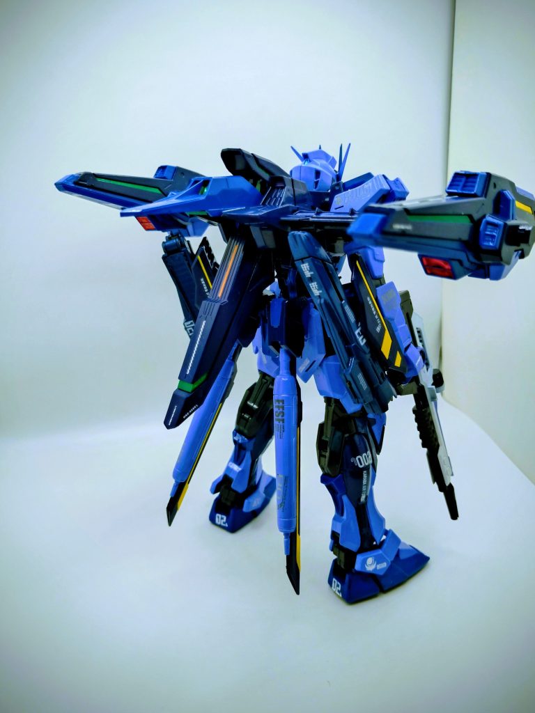 両腕にライフルっぽい装備があり、組み合わせてライフル?として展開出来るんですが、結構長くなるのでやめました(笑)