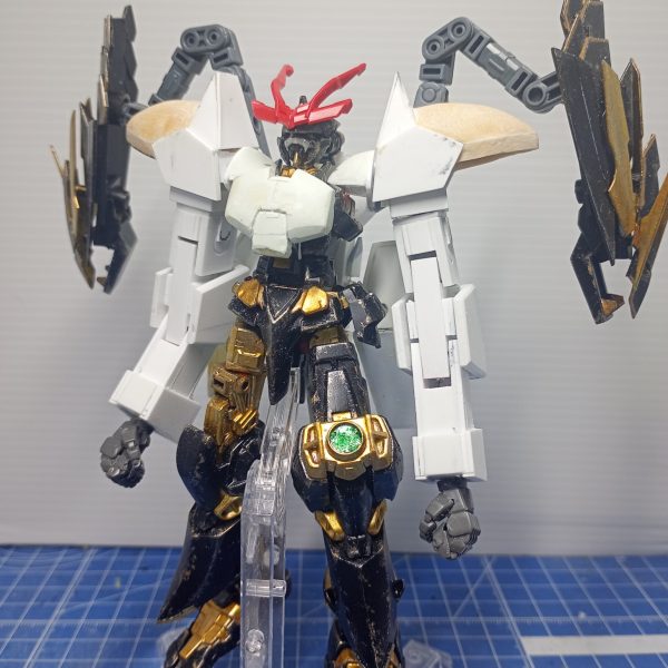 リテイクしたいなーとか以前呟いてた戦国アストレイ。大体のイメージから工作可能なデザインを探り出してからのスクラップアンドビルドをライブ感であーだこーだ繰り返してようやっと大まかな形になり申した次第です。毎度不器用さに辟易しますね。大型腕は当初はパーツ流用で済ませようと思ったのですが、大型化の限界があってスクラッチ。バックパックはサブアームでシールドを保持しつつのフレキシブルスラスターですね。獲物も大型のモノを考案中。パテで曲面を整える意外はプラ材を使用してます。（2枚目）