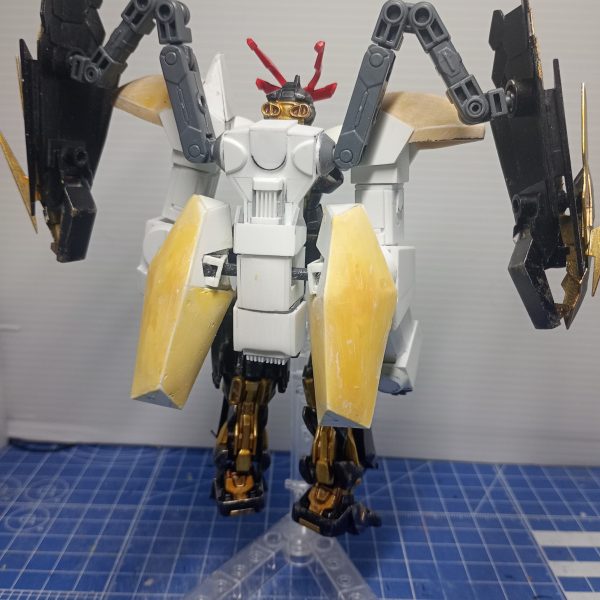 リテイクしたいなーとか以前呟いてた戦国アストレイ。大体のイメージから工作可能なデザインを探り出してからのスクラップアンドビルドをライブ感であーだこーだ繰り返してようやっと大まかな形になり申した次第です。毎度不器用さに辟易しますね。大型腕は当初はパーツ流用で済ませようと思ったのですが、大型化の限界があってスクラッチ。バックパックはサブアームでシールドを保持しつつのフレキシブルスラスターですね。獲物も大型のモノを考案中。パテで曲面を整える意外はプラ材を使用してます。（3枚目）