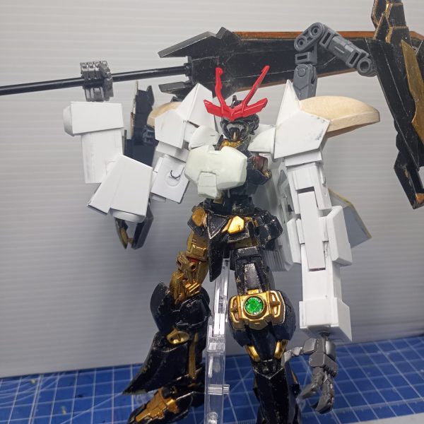 リテイクしたいなーとか以前呟いてた戦国アストレイ。大体のイメージから工作可能なデザインを探り出してからのスクラップアンドビルドをライブ感であーだこーだ繰り返してようやっと大まかな形になり申した次第です。毎度不器用さに辟易しますね。大型腕は当初はパーツ流用で済ませようと思ったのですが、大型化の限界があってスクラッチ。バックパックはサブアームでシールドを保持しつつのフレキシブルスラスターですね。獲物も大型のモノを考案中。パテで曲面を整える意外はプラ材を使用してます。（4枚目）