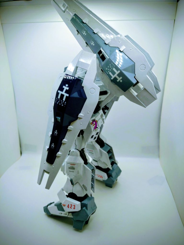 追加のシールドブースターは、ブルーに塗装して、ちょっとメリハリを。