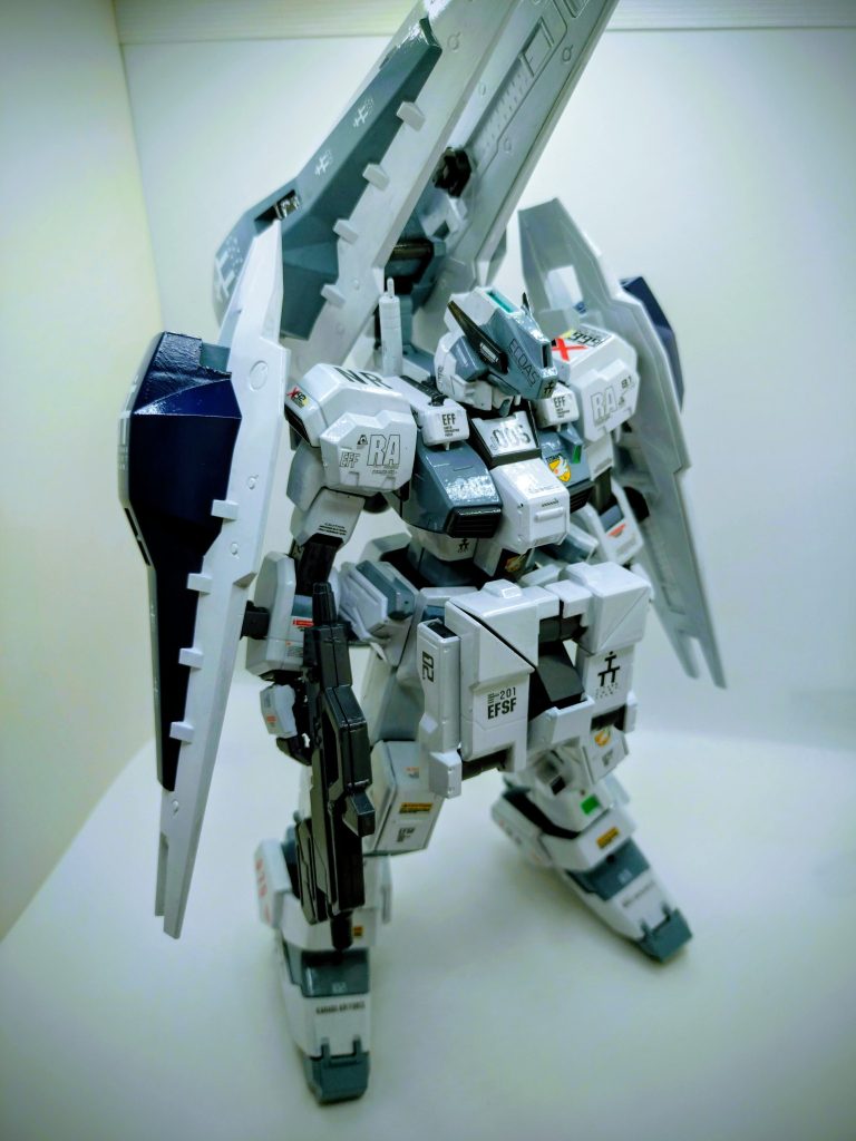 アドバンスド・ヘイズルは基本色はダークブルーですが、基本色をホワイトに変えて、他にグレーとダークグレーを塗装して、配色はシンプルに。