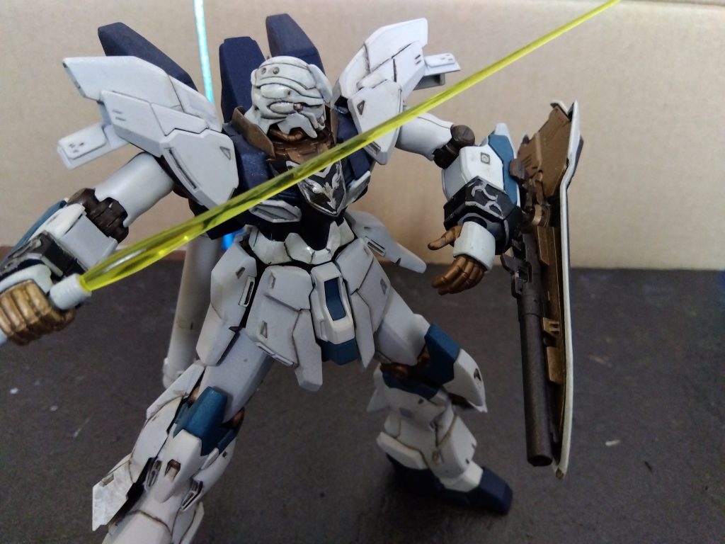 さすがに最新作のHGは、バランスが良く、完成度が高いので作るのに骨がこりました（＾ν＾）つや消しに見えますが、全てのパーツを紙ヤスリの400番で表面処理後に塗装すると手間がかかりますが、トップコートを散布しなけても、つや消し感と重量感が出ます。オリジナルテクニックグー👍️！！？おすすめです😊