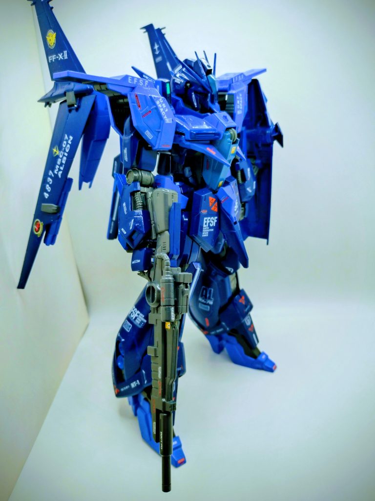 ダークブルー系で塗装すると、顔のカメラアイとかほとんど見えないし、ボヤケてる感じになりました。アップで撮ると、アラが見えるのでごまかし（笑）&nbsp;&nbsp;