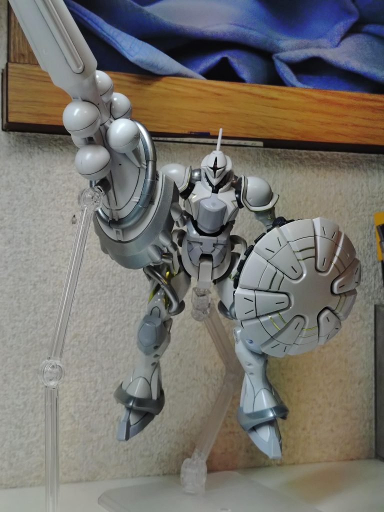 ほぼ真っ白単色の機体ですが、乗り手エグザベの潔癖さとか真面目さを表している様にも感じます。