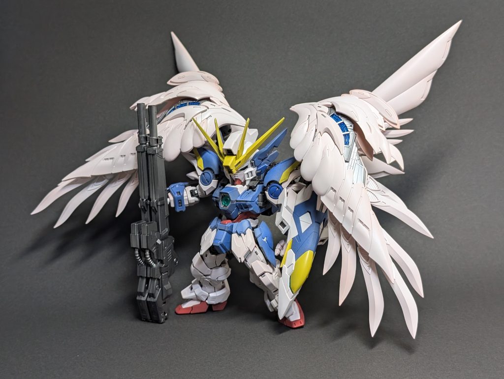 背景が黒だとこんな実際はもっと翼がピンクなのですがスマホのカメラだと伝わりづらいですね。