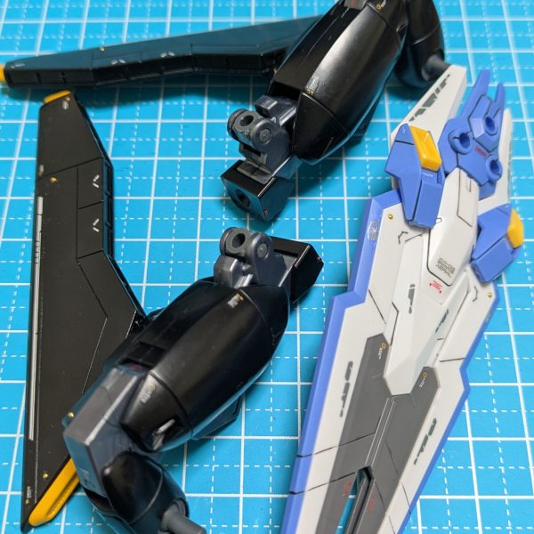 エアリアルに追加装甲をつけるため、ネオジム磁石を仕込む。ミカエリスのパーツを肩と脚にレイダーのパーツを羽に他に胸や腰装甲は いざ という時に外れないとね。デカールの色の検討も備忘録。結果は、予想通りだが写真で残して後から確認できる様に。下地が黒（ウイング）には、ホワイト/オレンジでOK下地が銀（ウイング関節）にレッドやブラックでは銀に負ける？銀にはホワイトかも下地が水色（シールド）には、ホワイトでOK、レッドはボヤける下地が灰色（シールド）には、ホワイトでOK、レッドはボヤける（2枚目）