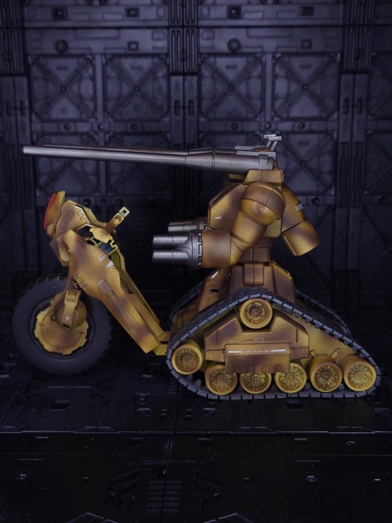 重心高めなガンタンクの陸上機動性を高める的なコンセプトで大型タイヤを前方に配置した変則三輪の本作。元ネタはドイツ軍のキャタピラバイク、ケッテンクラートです。迷彩塗装にも初挑戦して楽しかった☺️