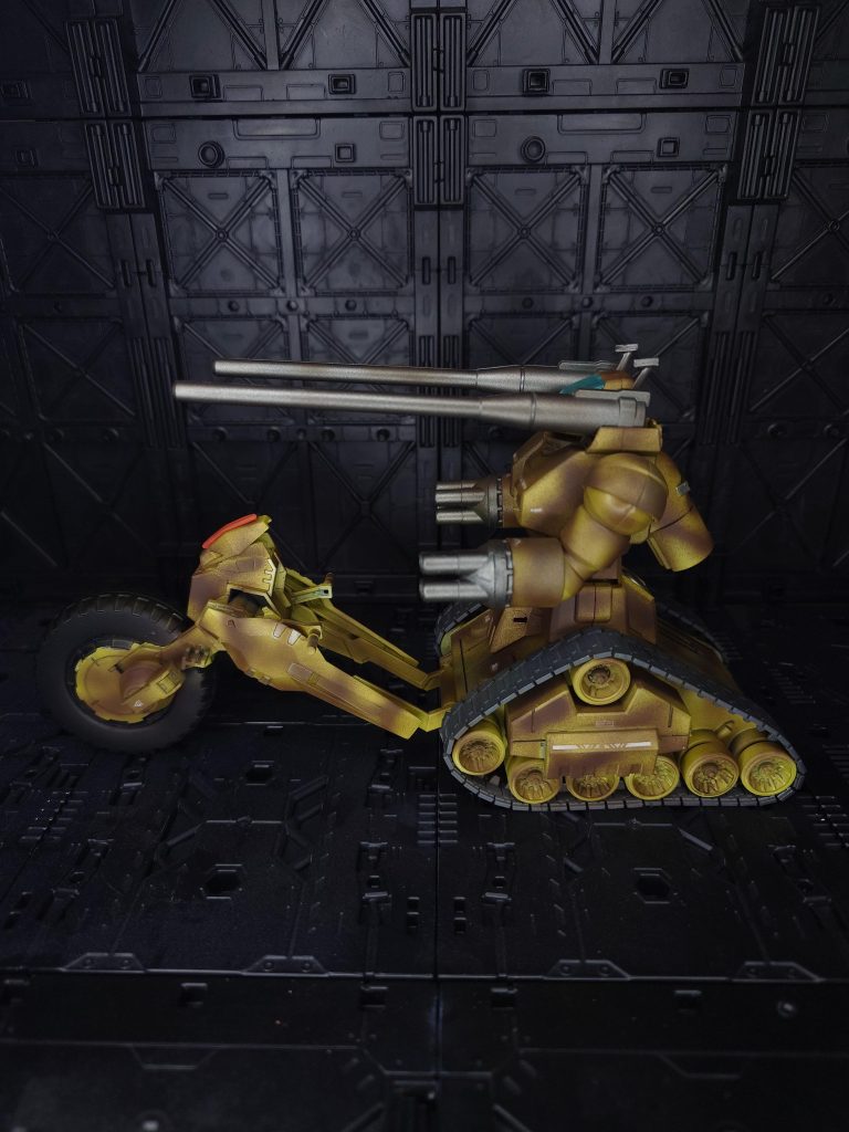 高速移動形態に変形簡単な工作ですがホイールベースを拡張してアメリカンバイク的な直進性アゲアゲの高速移動形態に変形可能。細身のＨＧなら乗れそうなんですがうちのコ達背負いものがデカいのばかりなのでちょっと厳しい（笑）