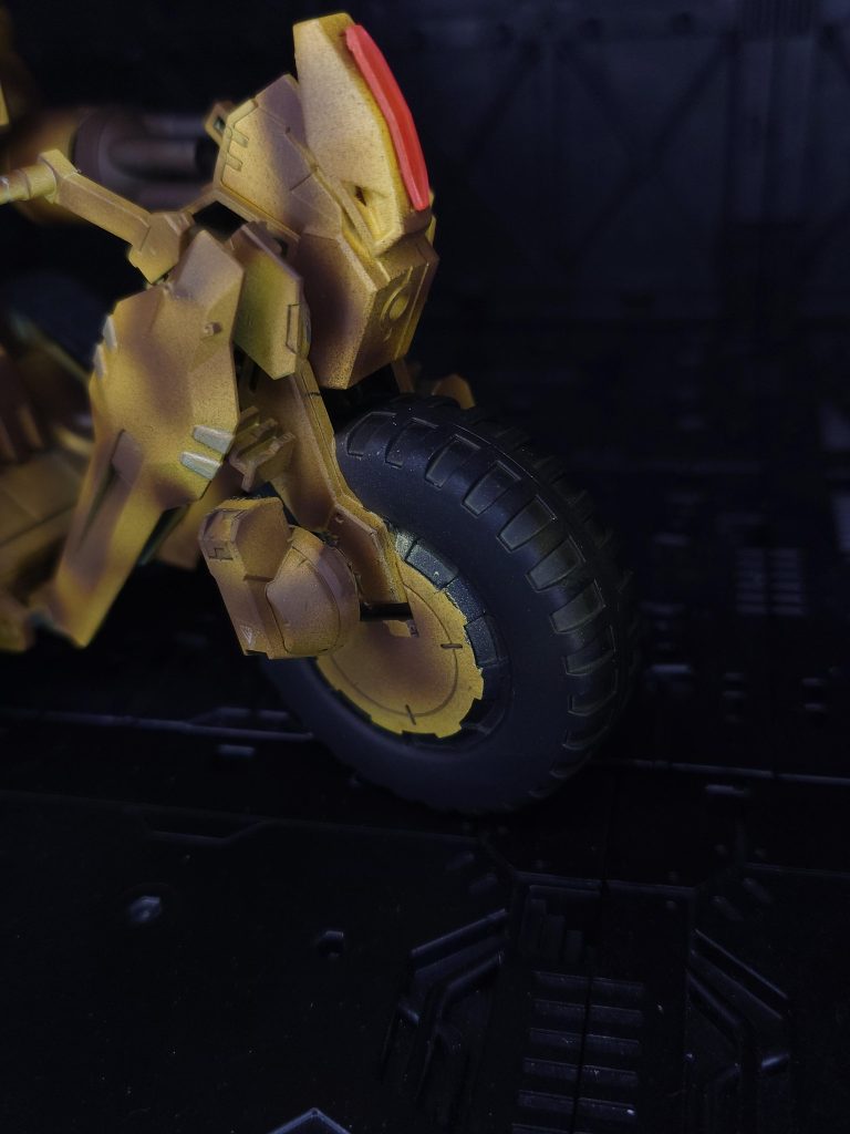 前輪はオプションパーツセットのフェニーチェバイクに余っていたパーツをそれっぽく削り加工してミキシングしてみました。タイヤの質感表現が中々いい感じ。ホイールの塗り分けもお気に入りです（笑）