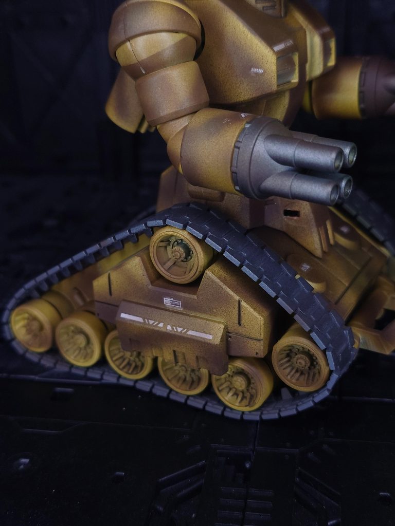 キャタピラ部分は無改造ですがスターブライトアイアン吹き付けたら質感がグッといい感じに☺️