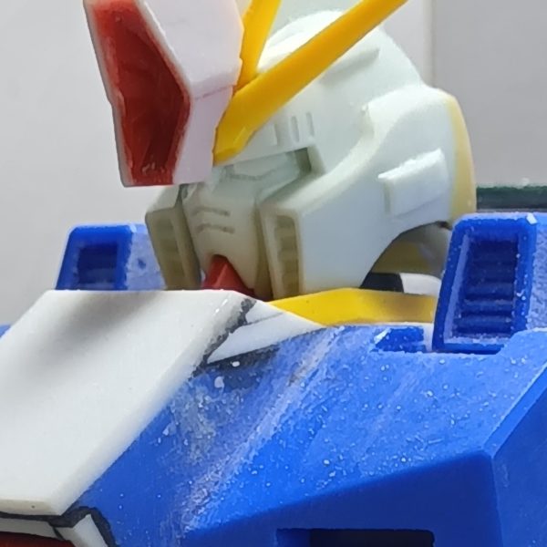 皆さまお久しぶりです　“骨（こつ）”　でございますm(_ _)m製作の手を止めていたわけじゃなく、ちょっとずつ進めていたのですが、大きな変更点もなく、模活以外の活動もしていたので投稿をできずにいました後頭部が貧弱で気にくわなかったので１ミリプラ板を貼り付け、パテを盛り付け成形してあげましたまたアゴの赤いパーツが首に干渉してアゴひきができなかったので削ってアゴひきができるようにしてあげました（2枚目）