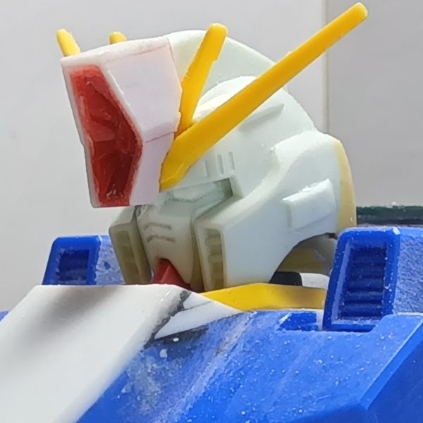 皆さまお久しぶりです　“骨（こつ）”　でございますm(_ _)m製作の手を止めていたわけじゃなく、ちょっとずつ進めていたのですが、大きな変更点もなく、模活以外の活動もしていたので投稿をできずにいました後頭部が貧弱で気にくわなかったので１ミリプラ板を貼り付け、パテを盛り付け成形してあげましたまたアゴの赤いパーツが首に干渉してアゴひきができなかったので削ってアゴひきができるようにしてあげました（6枚目）