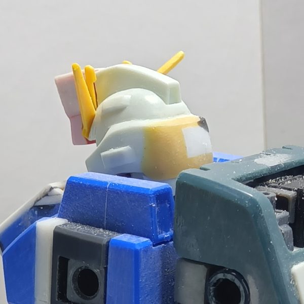 皆さまお久しぶりです　“骨（こつ）”　でございますm(_ _)m製作の手を止めていたわけじゃなく、ちょっとずつ進めていたのですが、大きな変更点もなく、模活以外の活動もしていたので投稿をできずにいました後頭部が貧弱で気にくわなかったので１ミリプラ板を貼り付け、パテを盛り付け成形してあげましたまたアゴの赤いパーツが首に干渉してアゴひきができなかったので削ってアゴひきができるようにしてあげました（3枚目）