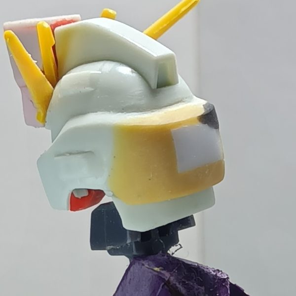 皆さまお久しぶりです　“骨（こつ）”　でございますm(_ _)m製作の手を止めていたわけじゃなく、ちょっとずつ進めていたのですが、大きな変更点もなく、模活以外の活動もしていたので投稿をできずにいました後頭部が貧弱で気にくわなかったので１ミリプラ板を貼り付け、パテを盛り付け成形してあげましたまたアゴの赤いパーツが首に干渉してアゴひきができなかったので削ってアゴひきができるようにしてあげました（5枚目）